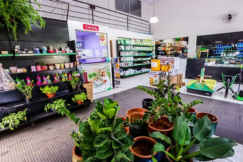 Interior da loja da Ponto Agrícola com plantas e prateleiras